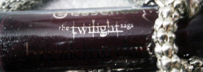 Блеск для губ от Essence The Twilight Saga: Breaking Dawn - Part 2 в оттенке 01 Alice Had a Vision - Again