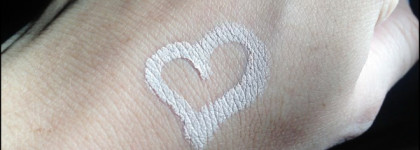 Волшебная палочка от Essence Big Bright Eyes Jumbo Pencil в оттенке 01 highlight it...nude