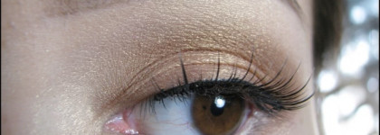 Волшебная палочка от Essence Big Bright Eyes Jumbo Pencil в оттенке 01 highlight it...nude
