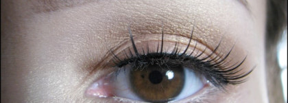 Волшебная палочка от Essence Big Bright Eyes Jumbo Pencil в оттенке 01 highlight it...nude