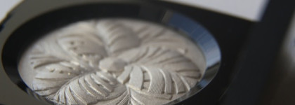 Chanel Camelia De Plumes Poudre illuminatrice Highlighting Powder