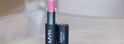 Матовая помада NYX Matte Lipstick в оттенке 15 Whipped Caviar