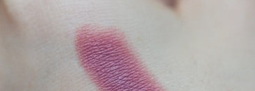 Матовая помада NYX Matte Lipstick в оттенке 15 Whipped Caviar