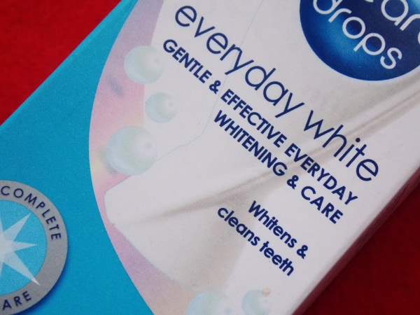 Зубные пасты: Pearl Drops Everyday White Белизна каждый день и Pearl Drops Hollywood smile Голливудская улыбка