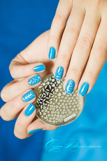 China Glaze: 82602 Glow with the flow, 82606 DJ Blue my mind. + стемпинг с диском hehe 021