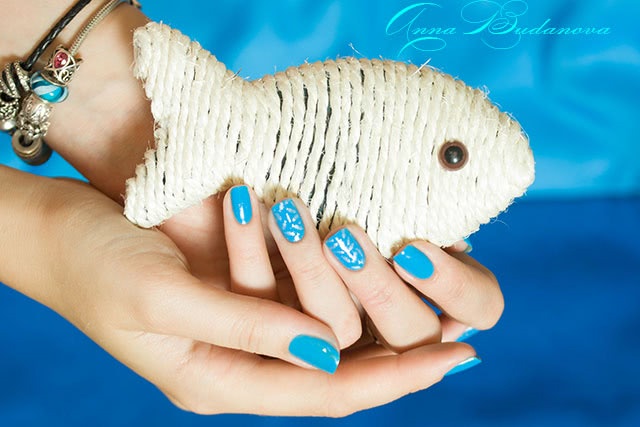 China Glaze: 82602 Glow with the flow, 82606 DJ Blue my mind. + стемпинг с диском hehe 021
