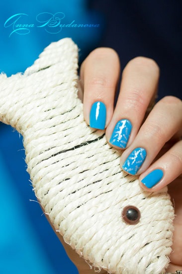 China Glaze: 82602 Glow with the flow, 82606 DJ Blue my mind. + стемпинг с диском hehe 021
