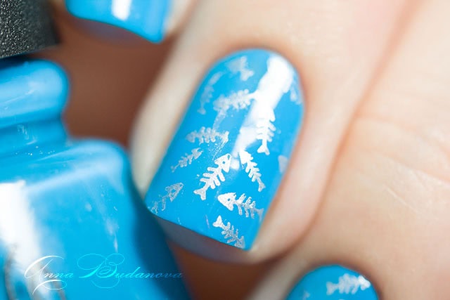 China Glaze: 82602 Glow with the flow, 82606 DJ Blue my mind. + стемпинг с диском hehe 021