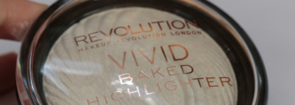 Makeup Revolution Vivid Baked Highlighter в оттенке Golden Lights