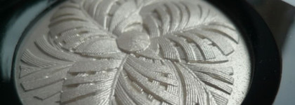 Chanel Camelia De Plumes Highlighting Powder