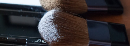 Смешиваю два хайлайтера-сиялки Shiseido Luminizing Satin Face Color WT905 "Дальний свет" и BE206 "Ближний свет"