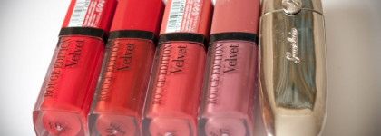 Жидкие матовые помады - четыре Bourjois Rouge Edition Velvet Lipstick и одна Guerlain Rouge G L'extrait Crème de Rouge Intense Matte Colour