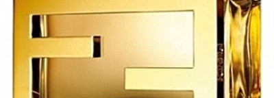 Fendi Fan Di Fendi . Рука в черной перчатке рвет цветы, давит фрукты и ягоды, одним словом-хулиганит