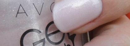 Весенняя нежность с лаком Avon "Гель-эффект" Gel Finish Nail Enamel - оттенок из новой шиммерной коллекции Яркое мерцание/Sheer Shimmer