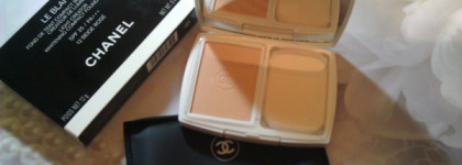 Aзиатская белоликая красавица Chanel Le Blanc  light creator whitening compact foundation spf 25"  в оттенке 12 beige rose