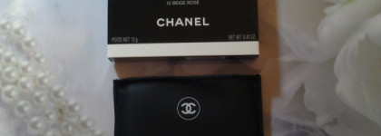 Aзиатская белоликая красавица Chanel Le Blanc  light creator whitening compact foundation spf 25"  в оттенке 12 beige rose