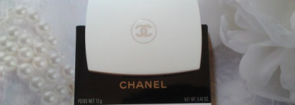 Aзиатская белоликая красавица Chanel Le Blanc  light creator whitening compact foundation spf 25"  в оттенке 12 beige rose
