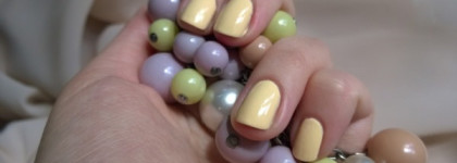 Еще один желтый: Revlon Colorstay Longwear Nail Enamel в оттенке 100 Buttercup + разбавитель Seche Restore