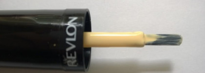 Еще один желтый: Revlon Colorstay Longwear Nail Enamel в оттенке 100 Buttercup + разбавитель Seche Restore