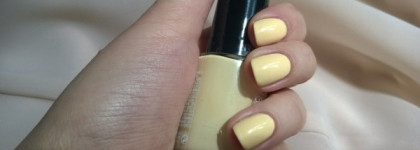 Еще один желтый: Revlon Colorstay Longwear Nail Enamel в оттенке 100 Buttercup + разбавитель Seche Restore