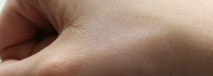 Тональный крем Maybelline Affinimat SPF 17 в компании со средством под глаза Benefit ooh la lift