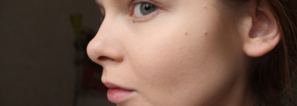 Тональный крем Maybelline Affinimat SPF 17 в компании со средством под глаза Benefit ooh la lift