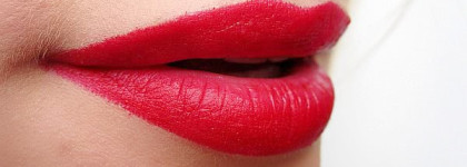MAC lipstick Retro Matte в оттенкe Ruby Woo