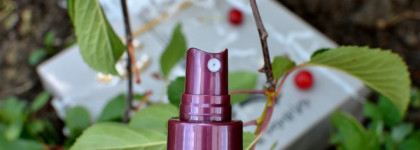 С красивыми локонами на побережье