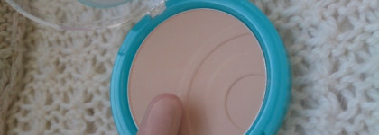 Пудра от Essence Pure Skin Anti-Spot Compact Powder в оттенке 01 Beige для проблемной кожи