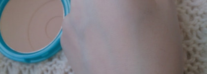 Пудра от Essence Pure Skin Anti-Spot Compact Powder в оттенке 01 Beige для проблемной кожи