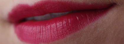 Ягодка от Too Faced Color Bomb Moisture Plumping Lip Tint  в цвете Bigger Berry