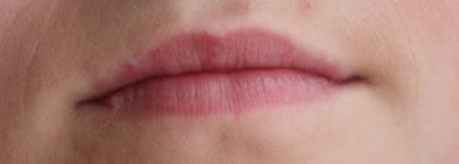 Ягодка от Too Faced Color Bomb Moisture Plumping Lip Tint  в цвете Bigger Berry