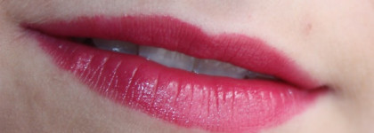 Ягодка от Too Faced Color Bomb Moisture Plumping Lip Tint  в цвете Bigger Berry