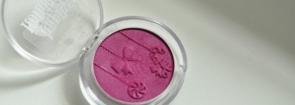 Тени Essence Happy Holidays  Eyeshadow 01 Plum Sugar Fairy