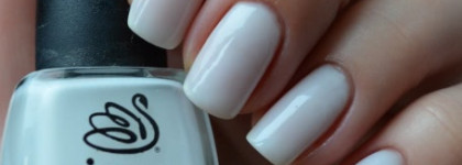 INM Out The Door Nail Lacquer # 191 Gently White и растяжка