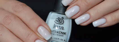 INM Out The Door Nail Lacquer # 191 Gently White и растяжка