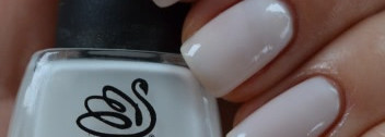 INM Out The Door Nail Lacquer # 191 Gently White и растяжка