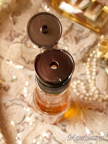 Золото для тела. Масло для душа «Миндаль» L'Occitane Almond Cleansing And Soothing Shower Oil / масло для душа Yves Rocher Tradition de Hammam Oriental Shower Oil