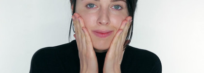 Стрелка цвета хаки. Простой макияж