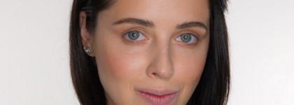 Простой макияж с золотой точкой