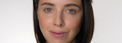 Простой макияж с золотой точкой