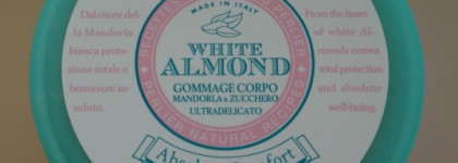 Сладкий любимчик Perlier Сахарный скраб для тела с белым миндалем, Body Scrub Almond and Sugar Ultra-Delicate