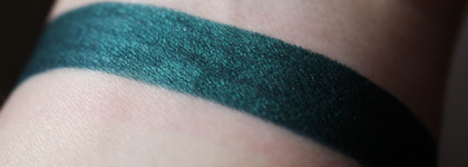 Волшебный лес с Essence Gel Eye Pencil waterproof # Jungle Green