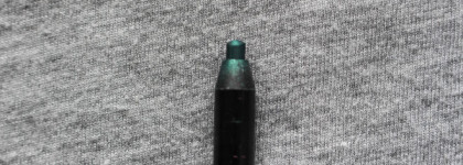 Волшебный лес с Essence Gel Eye Pencil waterproof # Jungle Green