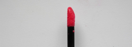 Лепестки сакуры с блеском Avon Luxe Couture Creme Lip Gloss # Proper Pink