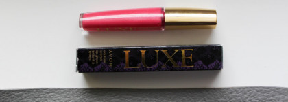 Лепестки сакуры с блеском Avon Luxe Couture Creme Lip Gloss # Proper Pink