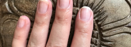 Экспресс-маникюр с Nail Spray China Glaze в оттенке Purple Shimmer