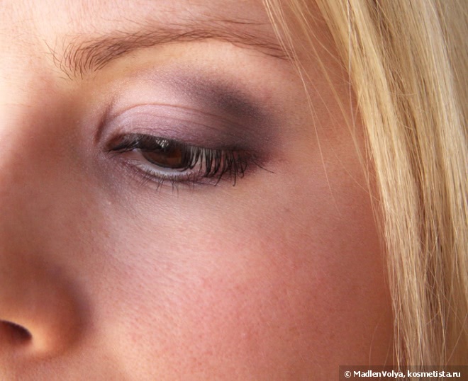 Avon True Color Eyeshadow Quad в оттенке Purple Haze