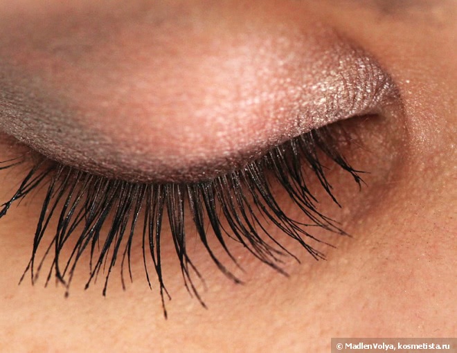 Helena Rubinstein Lash Queen Mascara Fatal Blacks Ultimate Eye-opening Effect Lifted Lashes & Captivating Volume 001 Magnetic Black