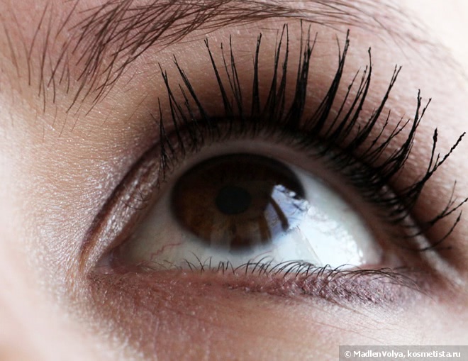 Helena Rubinstein Lash Queen Mascara Fatal Blacks Ultimate Eye-opening Effect Lifted Lashes & Captivating Volume 001 Magnetic Black